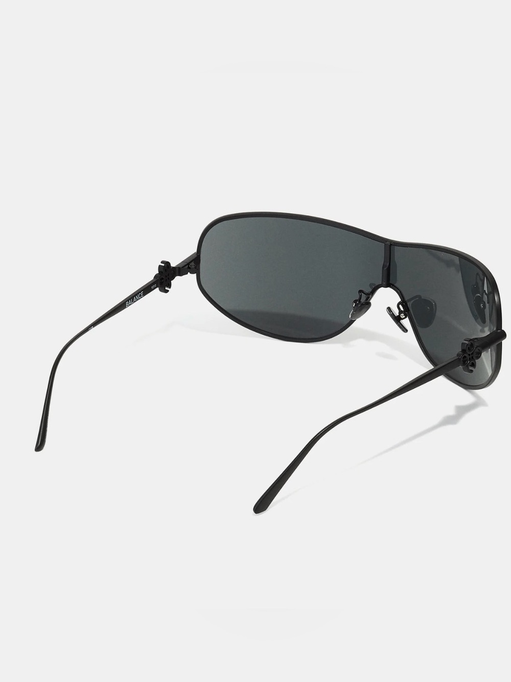 QUAY x GUIZIO Balance Sunglasses
Matte Black Metal Frame Dark
Smoke Lens - Picture 3 of 14